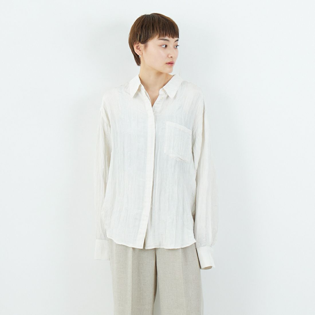 TODAYFUL [トゥデイフル] クレープサテンシャツ [12510402] ECRU&&モデル身長：160cm 着用サイズ：F&&