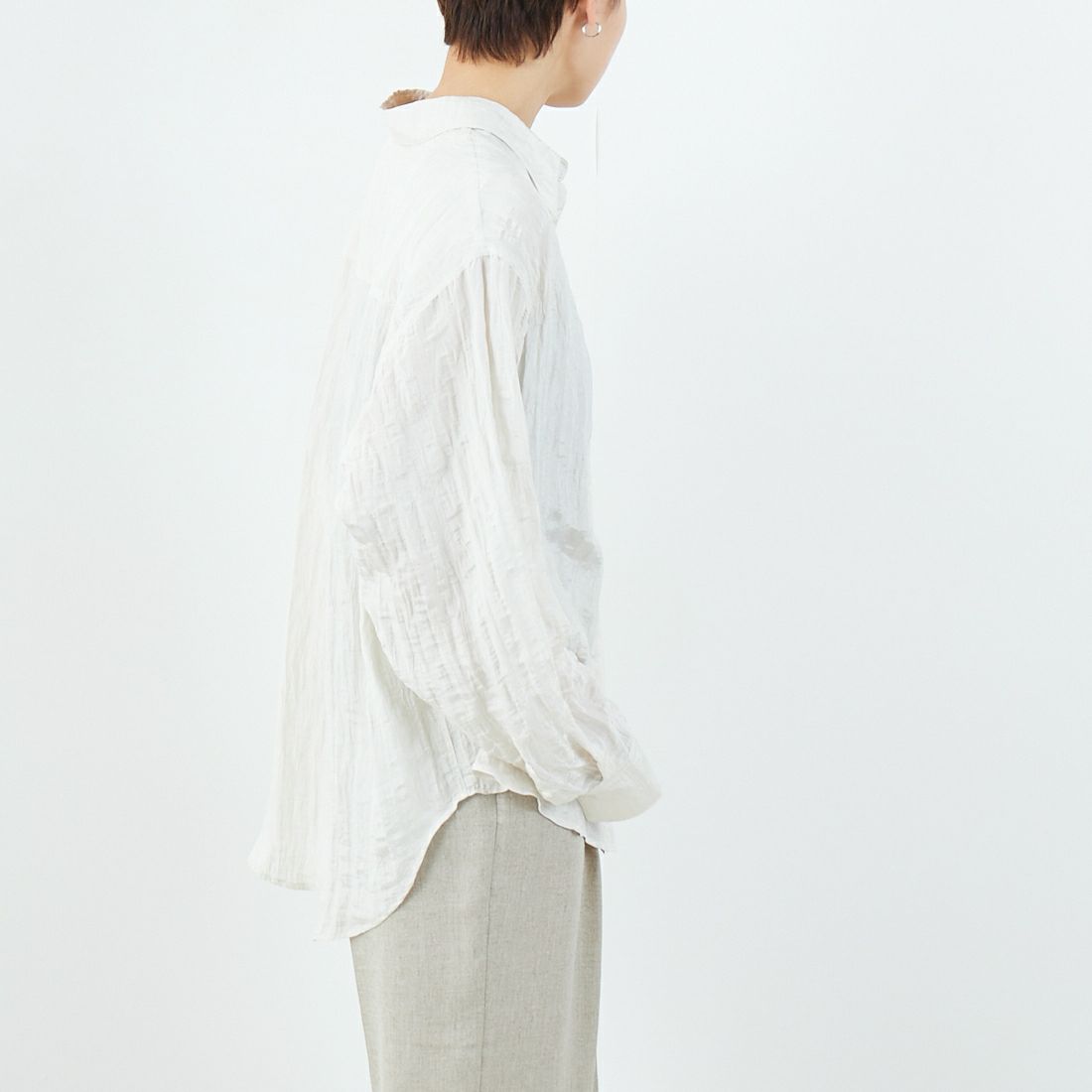TODAYFUL [トゥデイフル] クレープサテンシャツ [12510402] ECRU&&モデル身長：160cm 着用サイズ：F&&