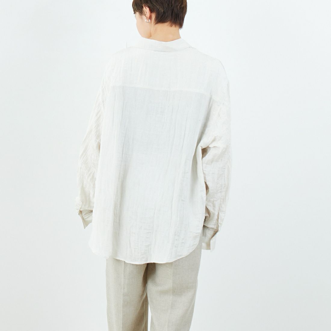 TODAYFUL [トゥデイフル] クレープサテンシャツ [12510402] ECRU&&モデル身長：160cm 着用サイズ：F&&