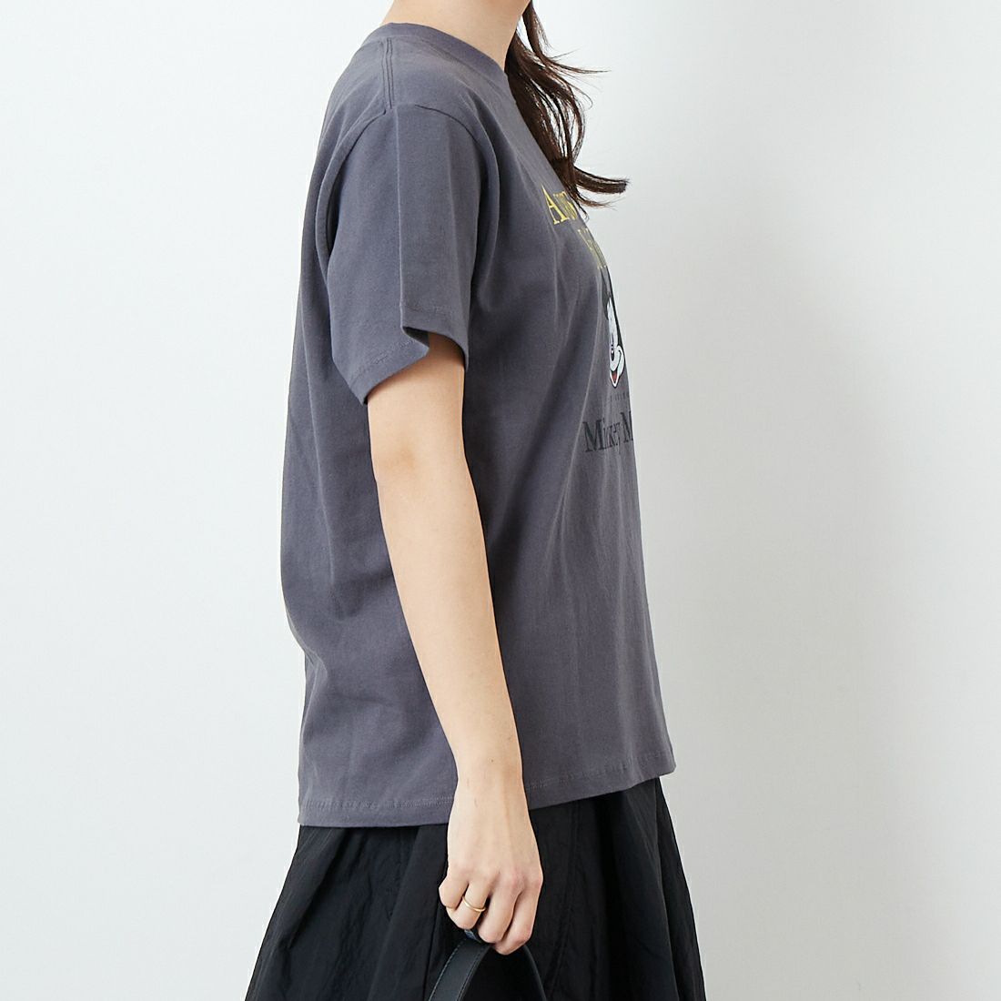 +81 BRANCA [ハチイチブランカ] MICKEY MOUSE/半袖Tシャツ [81B-25SS-CS14-A] CHARCOAL &&モデル身長：167cm 着用サイズ：F&&