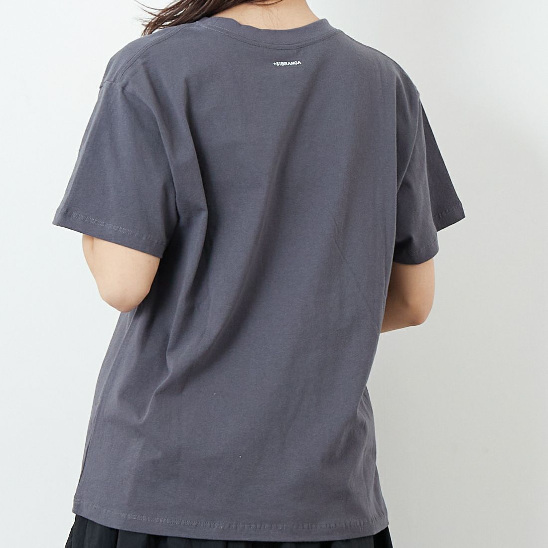 +81 BRANCA [ハチイチブランカ] MICKEY MOUSE/半袖Tシャツ [81B-25SS-CS14-A] CHARCOAL &&モデル身長：167cm 着用サイズ：F&&
