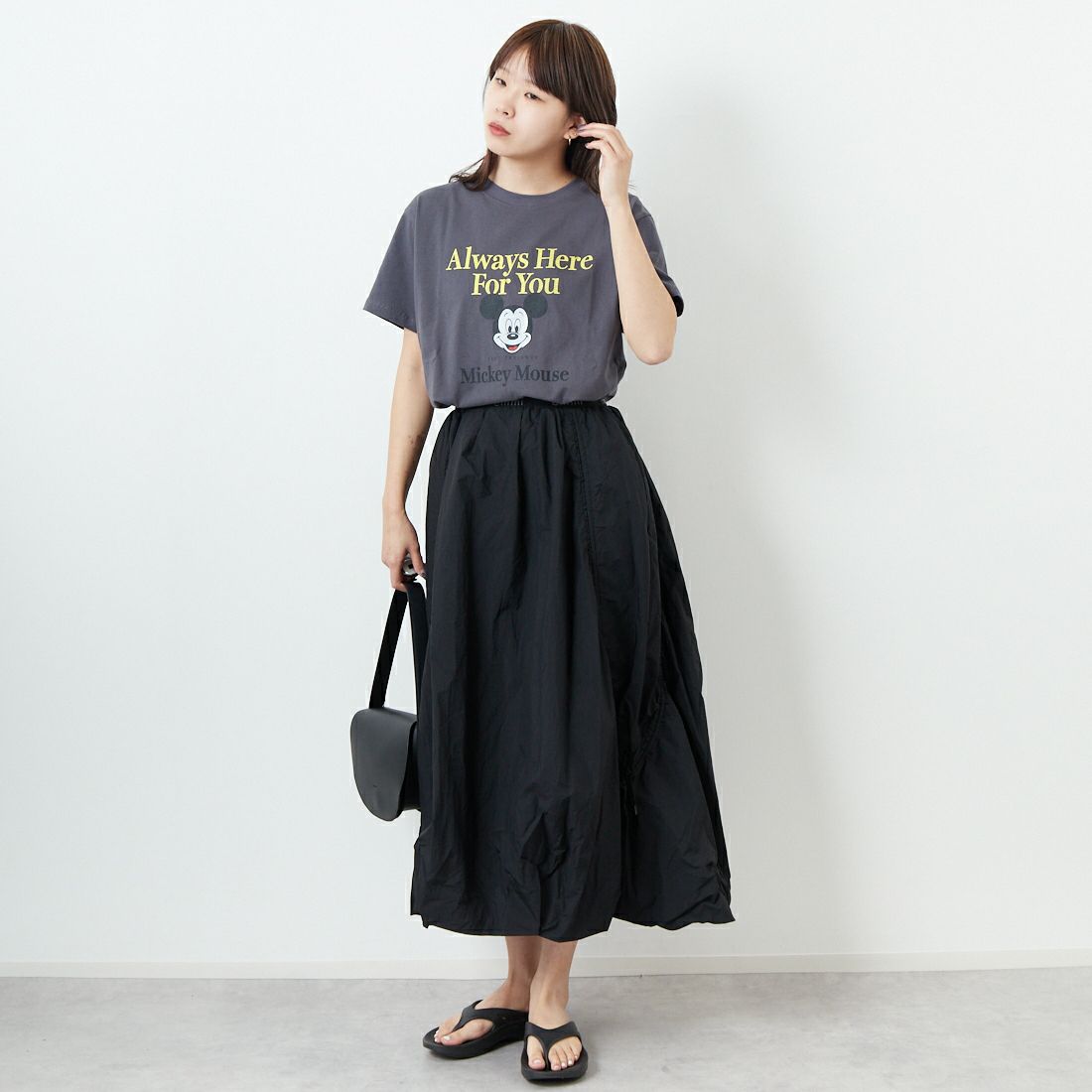 +81 BRANCA [ハチイチブランカ] MICKEY MOUSE/半袖Tシャツ [81B-25SS-CS14-A] CHARCOAL &&モデル身長：167cm 着用サイズ：F&&