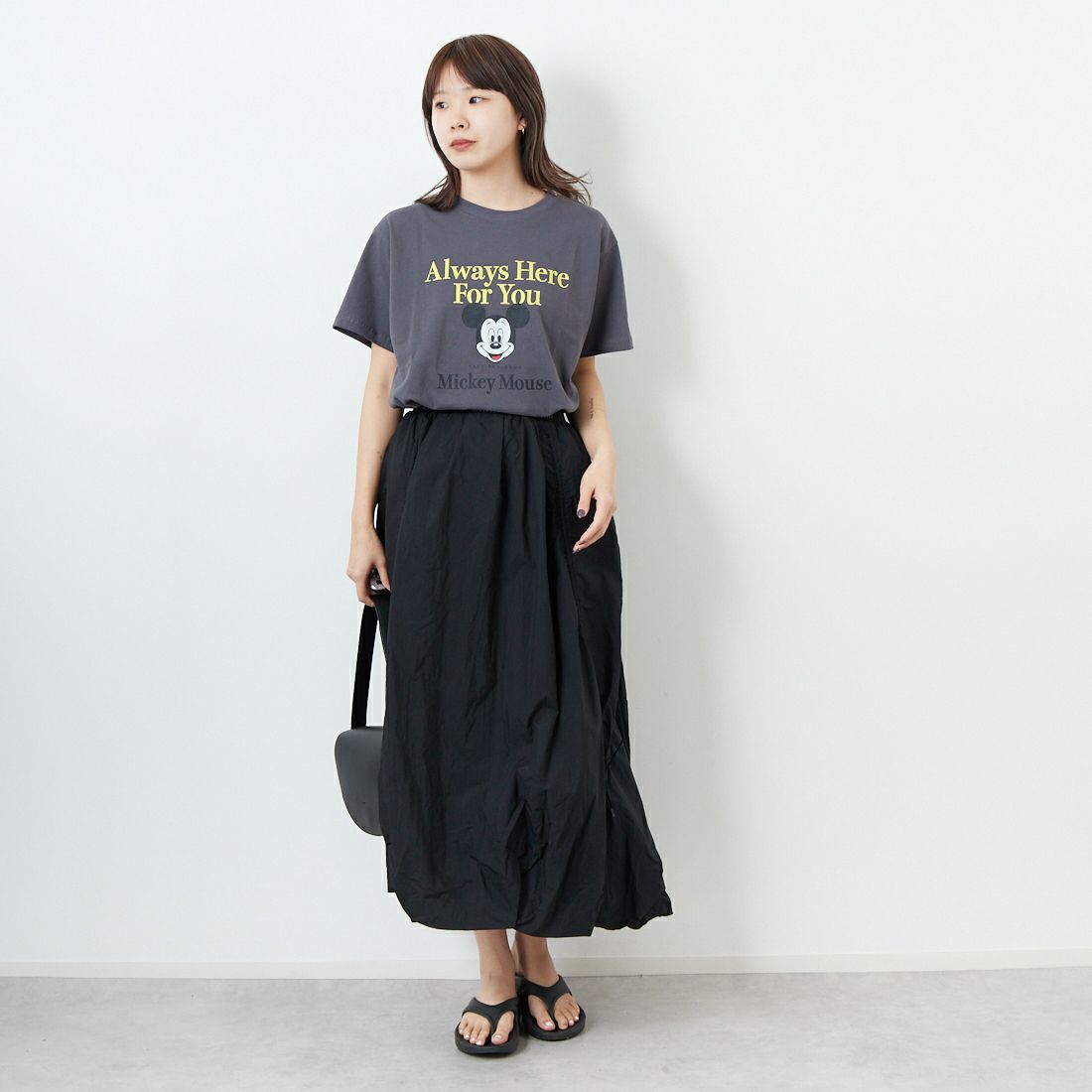 +81 BRANCA [ハチイチブランカ] MICKEY MOUSE/半袖Tシャツ [81B-25SS-CS14-A] CHARCOAL &&モデル身長：167cm 着用サイズ：F&&