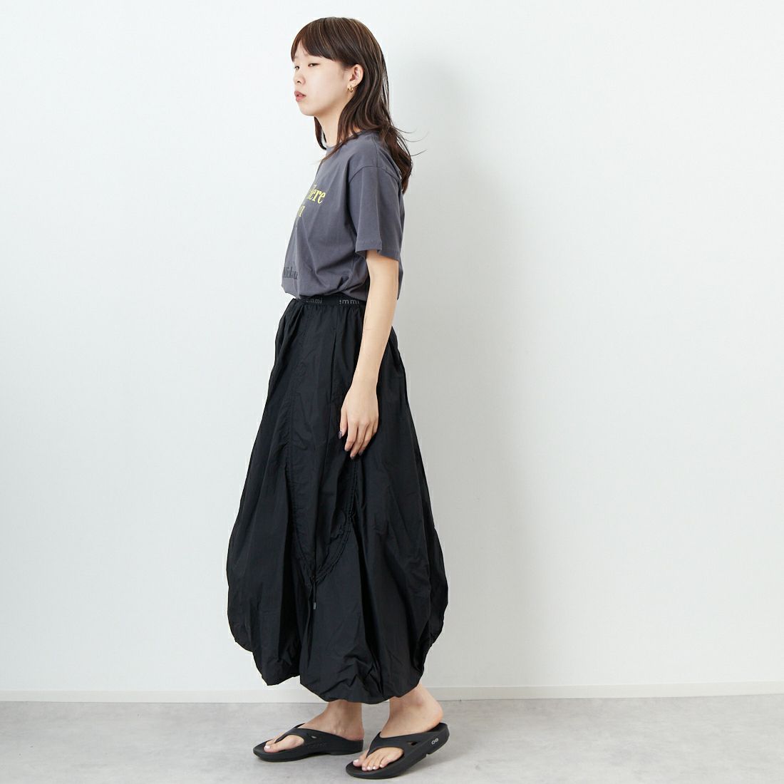 +81 BRANCA [ハチイチブランカ] MICKEY MOUSE/半袖Tシャツ [81B-25SS-CS14-A] CHARCOAL &&モデル身長：167cm 着用サイズ：F&&