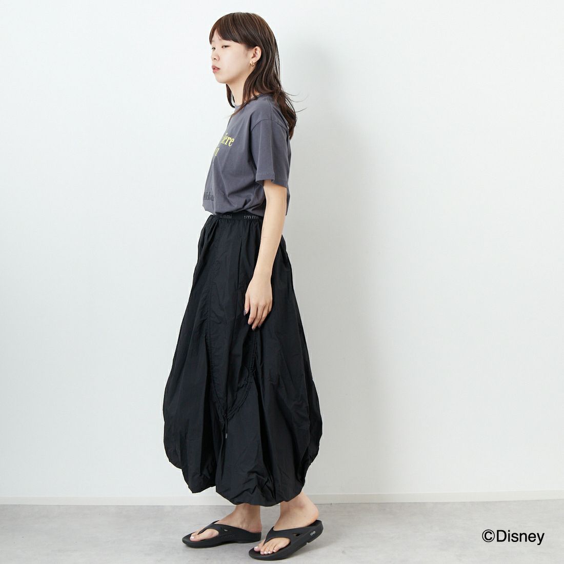 +81 BRANCA [ハチイチブランカ] MICKEY MOUSE/半袖Tシャツ [81B-25SS-CS14-A] CHARCOAL &&モデル身長：167cm 着用サイズ：F&&