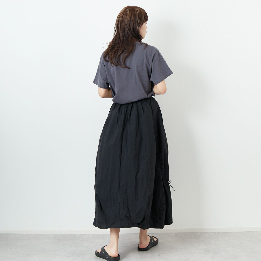 +81 BRANCA [ハチイチブランカ] MICKEY MOUSE/半袖Tシャツ [81B-25SS-CS14-A] CHARCOAL &&モデル身長：167cm 着用サイズ：F&&