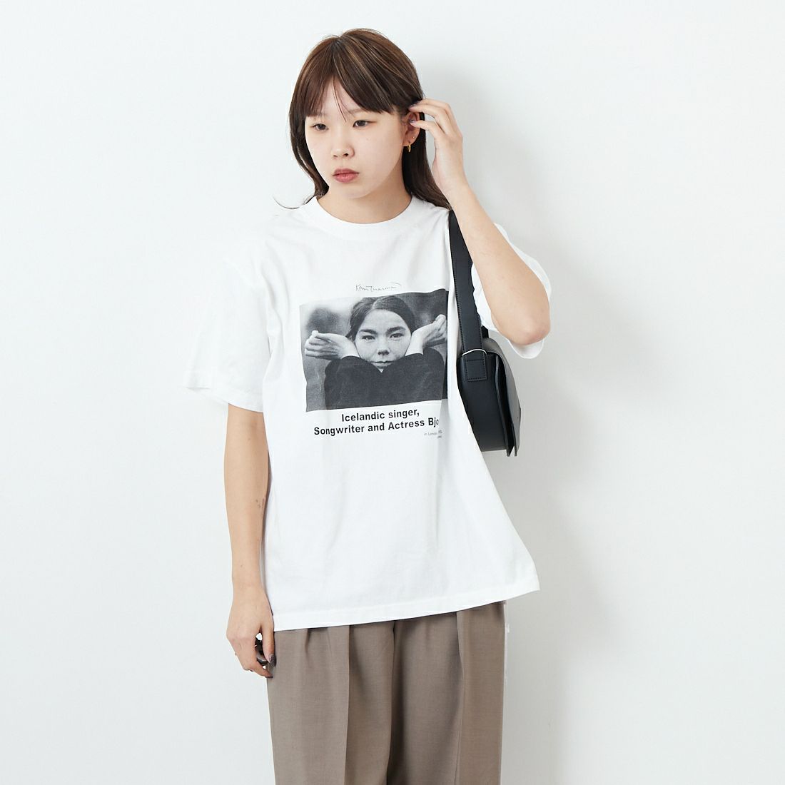 +81 BRANCA [ハチイチブランカ] ケビン・カミンズ フォトTシャツ [81B-25SS-CS21] WHITE &&モデル身長：167cm 着用サイズ：F&&
