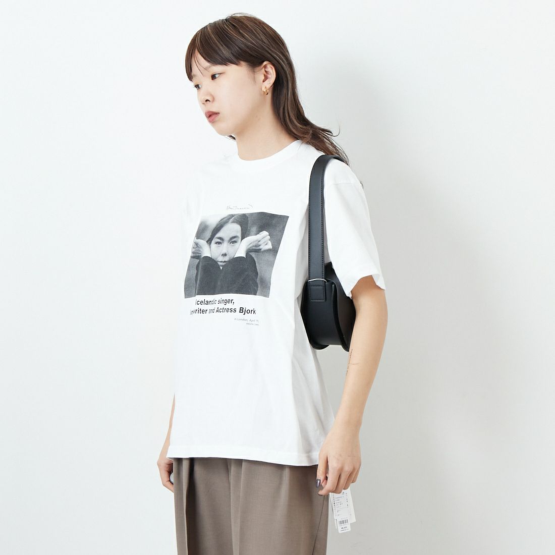 +81 BRANCA [ハチイチブランカ] ケビン・カミンズ フォトTシャツ [81B-25SS-CS21] WHITE &&モデル身長：167cm 着用サイズ：F&&