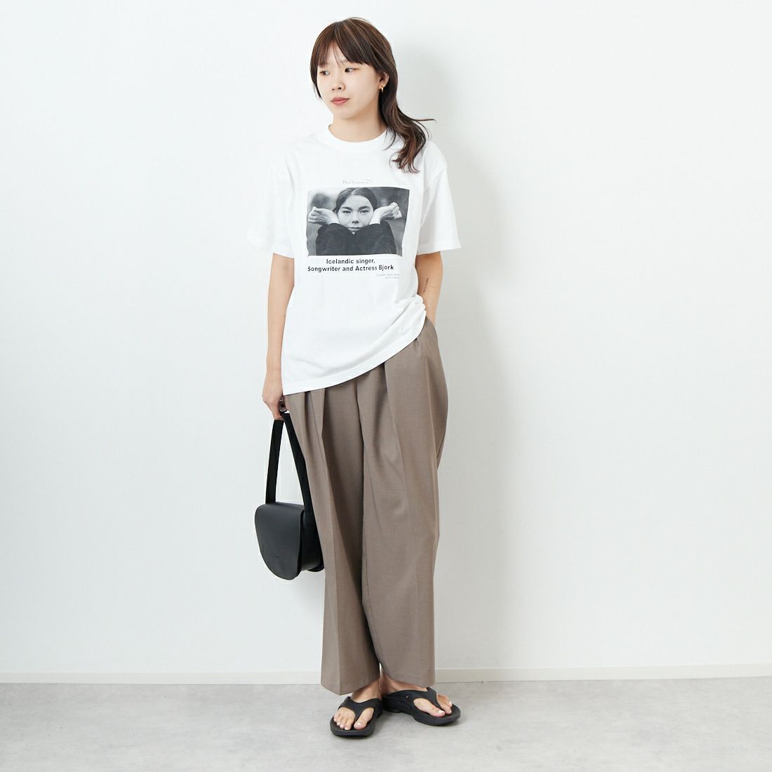 +81 BRANCA [ハチイチブランカ] ケビン・カミンズ フォトTシャツ [81B-25SS-CS21] WHITE &&モデル身長：167cm 着用サイズ：F&&