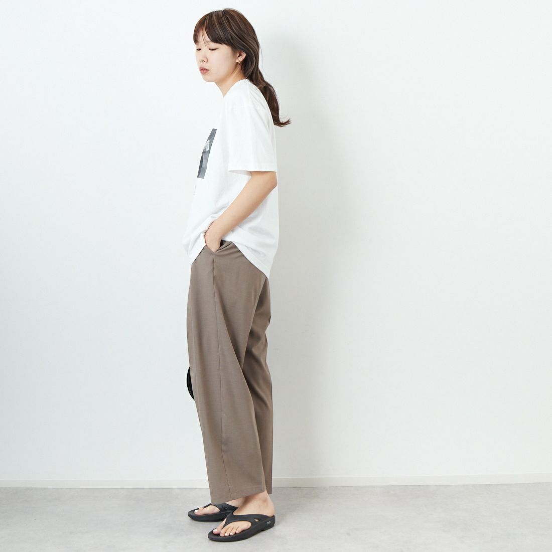 +81 BRANCA [ハチイチブランカ] ケビン・カミンズ フォトTシャツ [81B-25SS-CS21] WHITE &&モデル身長：167cm 着用サイズ：F&&