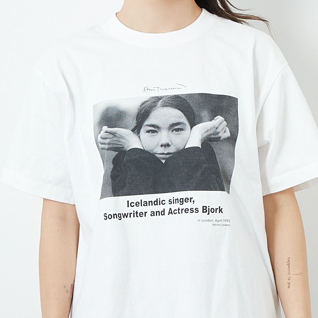 +81 BRANCA [ハチイチブランカ] ケビン・カミンズ フォトTシャツ [81B-25SS-CS21] WHITE &&モデル身長：167cm 着用サイズ：F&&
