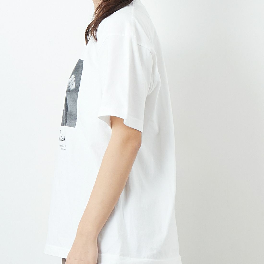 +81 BRANCA [ハチイチブランカ] ケビン・カミンズ フォトTシャツ [81B-25SS-CS21] WHITE &&モデル身長：167cm 着用サイズ：F&&