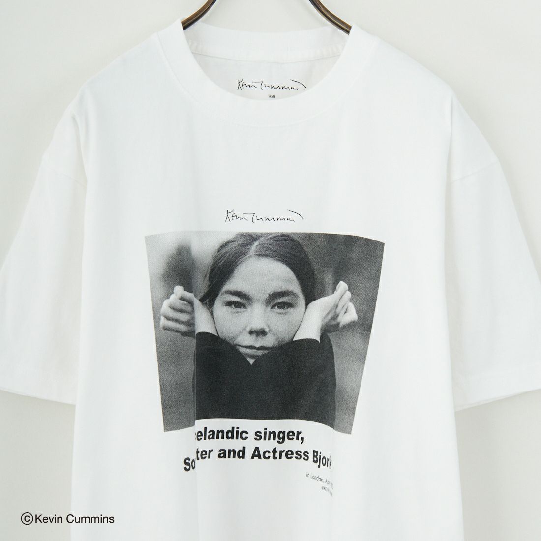 +81 BRANCA [ハチイチブランカ] ケビン・カミンズ フォトTシャツ [81B-25SS-CS21] WHITE