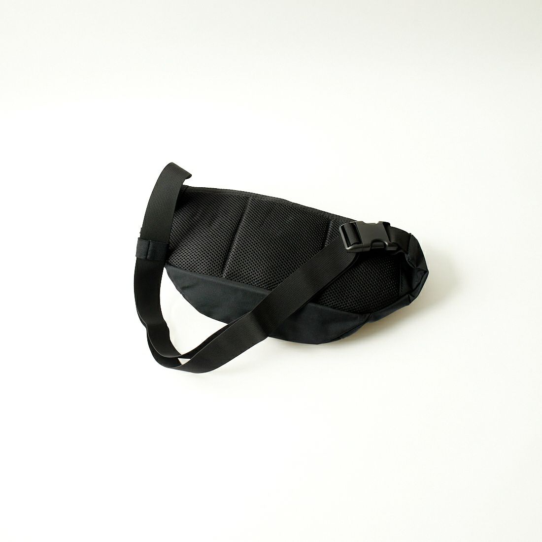 BRIEFING [ブリーフィング] SLASH ボディバッグ [BRA233L28] 010 BLACK