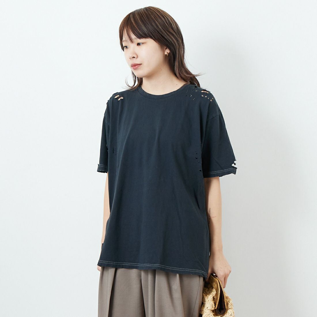 +81 BRANCA [ハチイチブランカ] ダメージ加工 半袖Tシャツ [81B-25SS-CS32] CHARCOAL &&モデル身長：167cm 着用サイズ：F&&