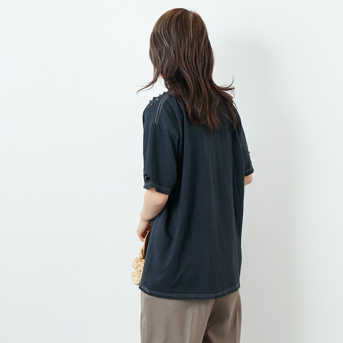 +81 BRANCA [ハチイチブランカ] ダメージ加工 半袖Tシャツ [81B-25SS-CS32] CHARCOAL &&モデル身長：167cm 着用サイズ：F&&