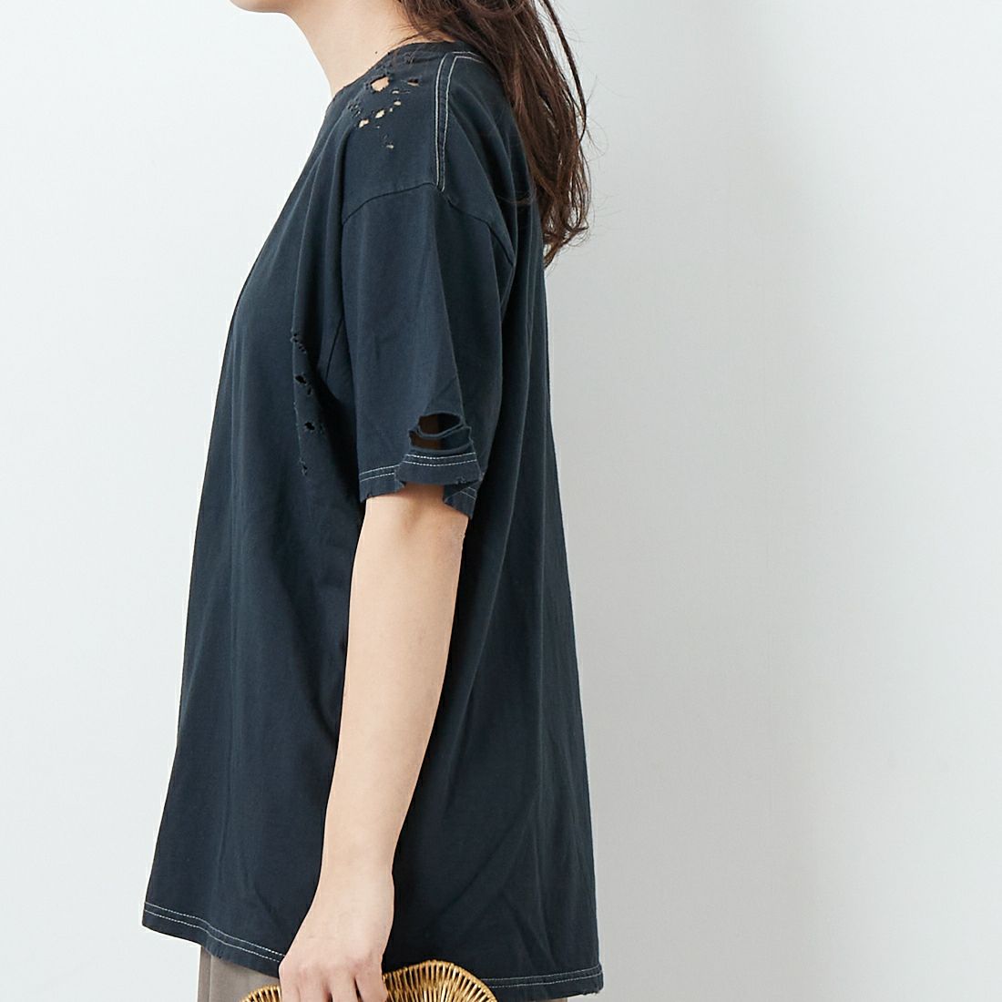 +81 BRANCA [ハチイチブランカ] ダメージ加工 半袖Tシャツ [81B-25SS-CS32] CHARCOAL &&モデル身長：167cm 着用サイズ：F&&