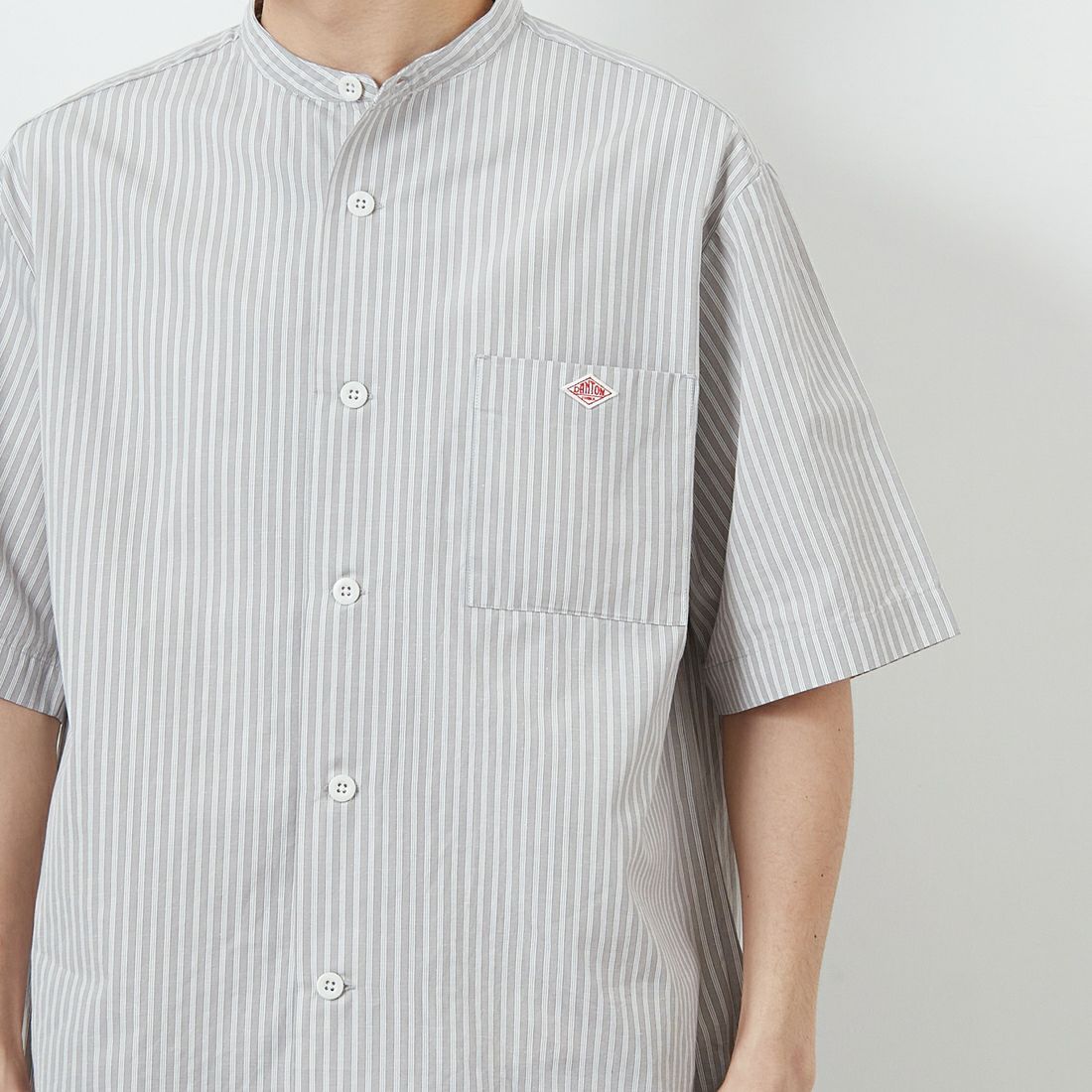 DANTON [ダントン] コットンリネン ストライプバンドカラーシャツ [JD-3788SCP] GRY/WHT ST &&モデル身長：168cm 着用サイズ：40&&