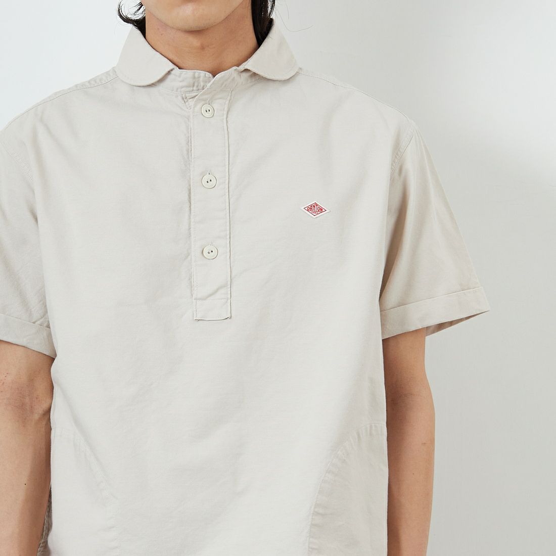 DANTON [ダントン] ラウンドカラー プルオーバーシャツ [DT-B0284SOX] OYSTER &&モデル身長：179cm 着用サイズ：42&&