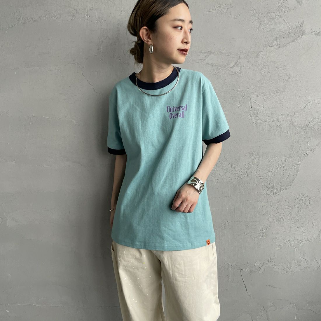 UNIVERSAL OVERALL [ユニバーサルオーバーオール] 別注 ロゴプリント リンガーTシャツ [U2513209IN-JF] T.BLUE/NVY &&モデル身長：150cm 着用サイズ：F&&