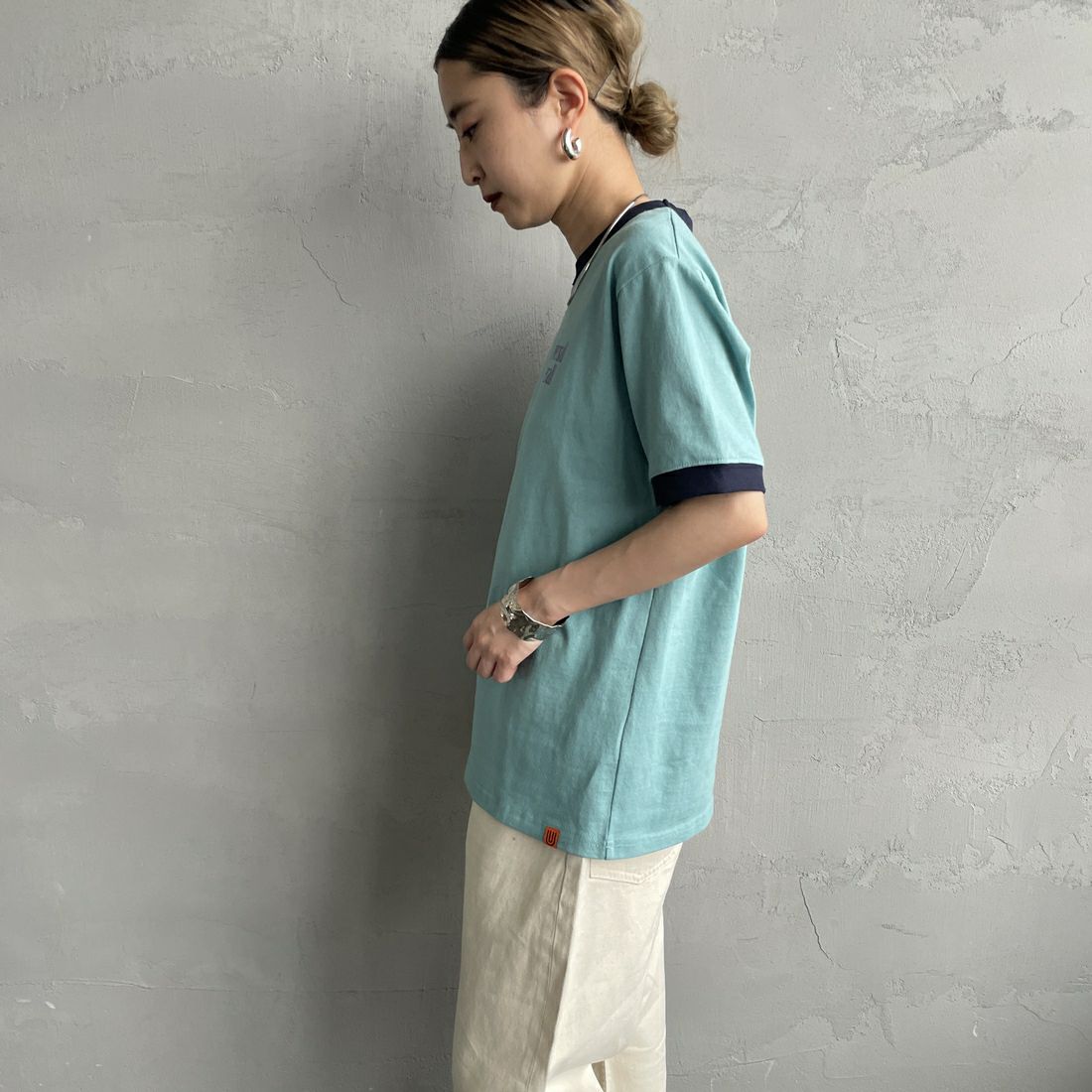UNIVERSAL OVERALL [ユニバーサルオーバーオール] 別注 ロゴプリント リンガーTシャツ [U2513209IN-JF] T.BLUE/NVY &&モデル身長：150cm 着用サイズ：F&&