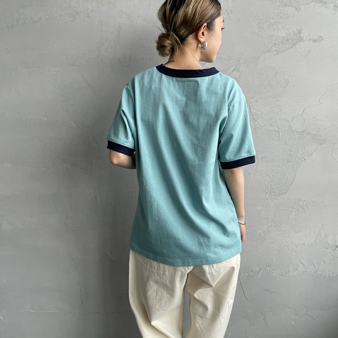 UNIVERSAL OVERALL [ユニバーサルオーバーオール] 別注 ロゴプリント リンガーTシャツ [U2513209IN-JF] T.BLUE/NVY &&モデル身長：150cm 着用サイズ：F&&