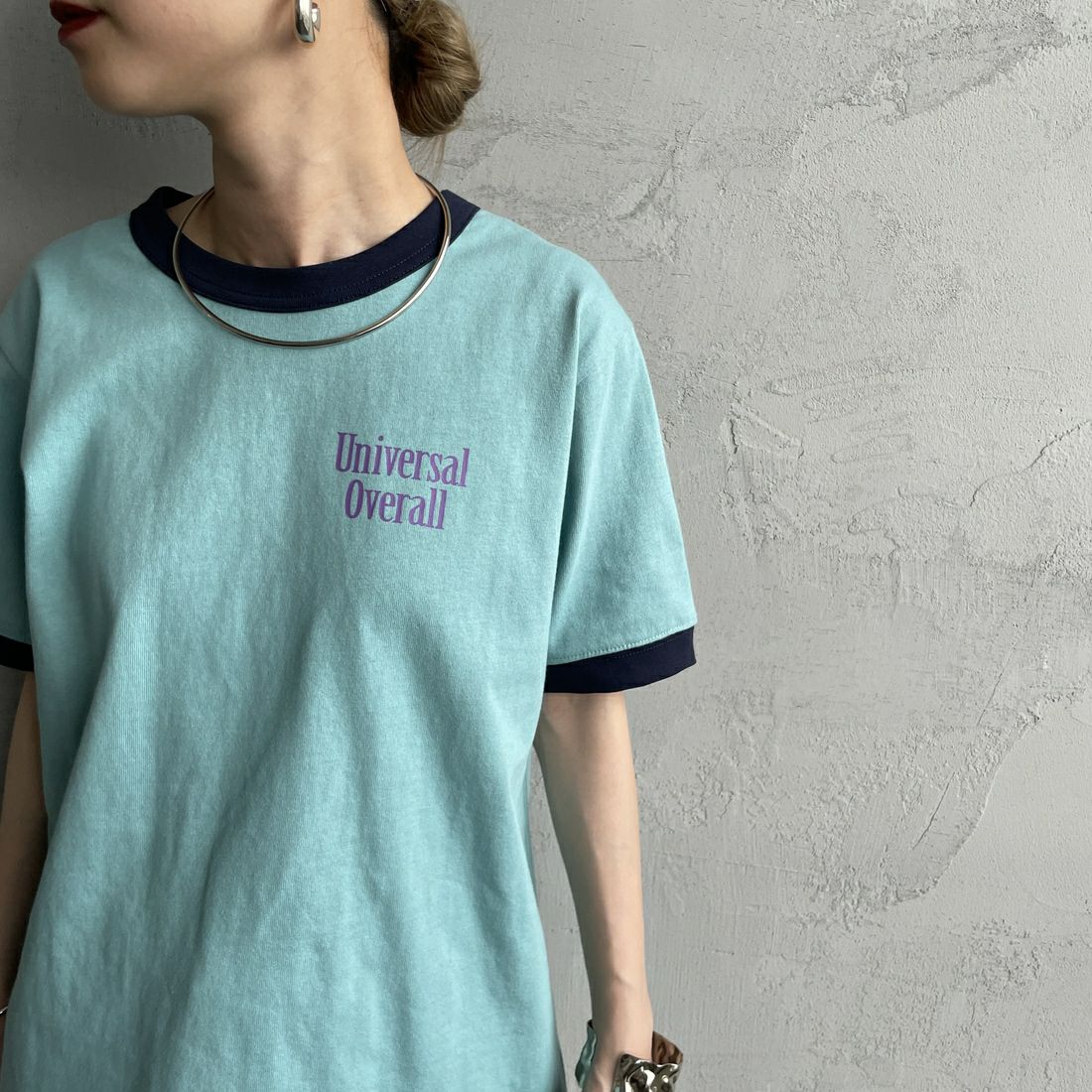 UNIVERSAL OVERALL [ユニバーサルオーバーオール] 別注 ロゴプリント リンガーTシャツ [U2513209IN-JF] T.BLUE/NVY &&モデル身長：150cm 着用サイズ：F&&