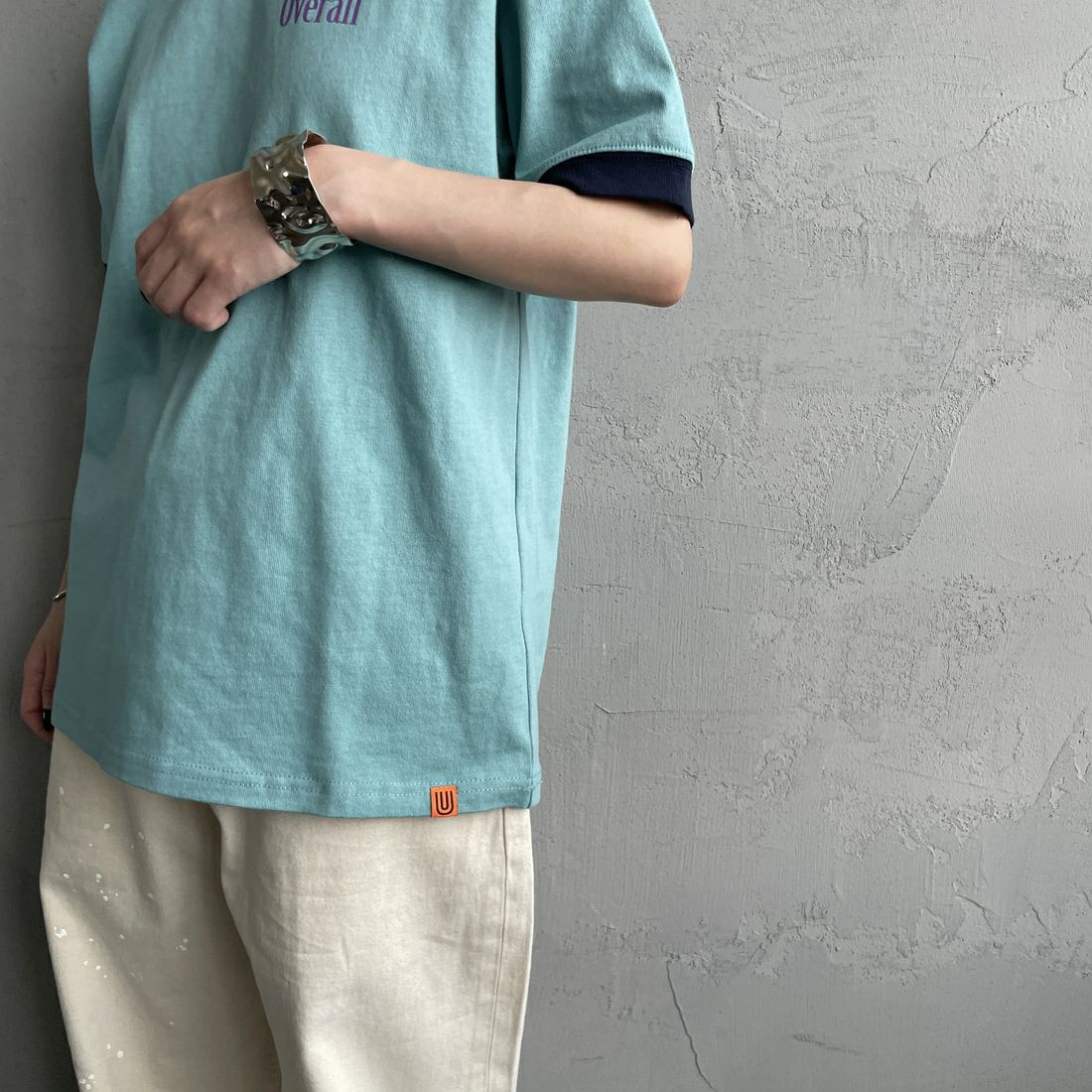 UNIVERSAL OVERALL [ユニバーサルオーバーオール] 別注 ロゴプリント リンガーTシャツ [U2513209IN-JF] T.BLUE/NVY &&モデル身長：150cm 着用サイズ：F&&