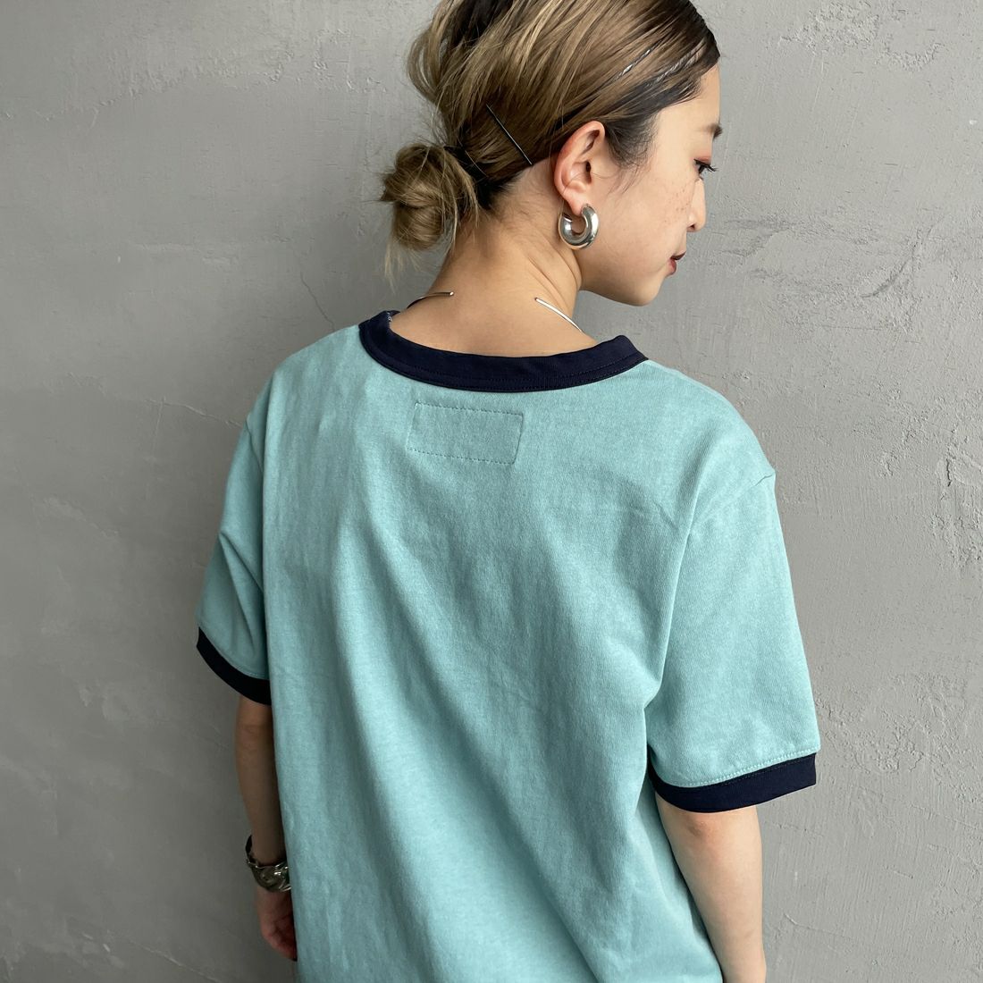 UNIVERSAL OVERALL [ユニバーサルオーバーオール] 別注 ロゴプリント リンガーTシャツ [U2513209IN-JF] T.BLUE/NVY &&モデル身長：150cm 着用サイズ：F&&