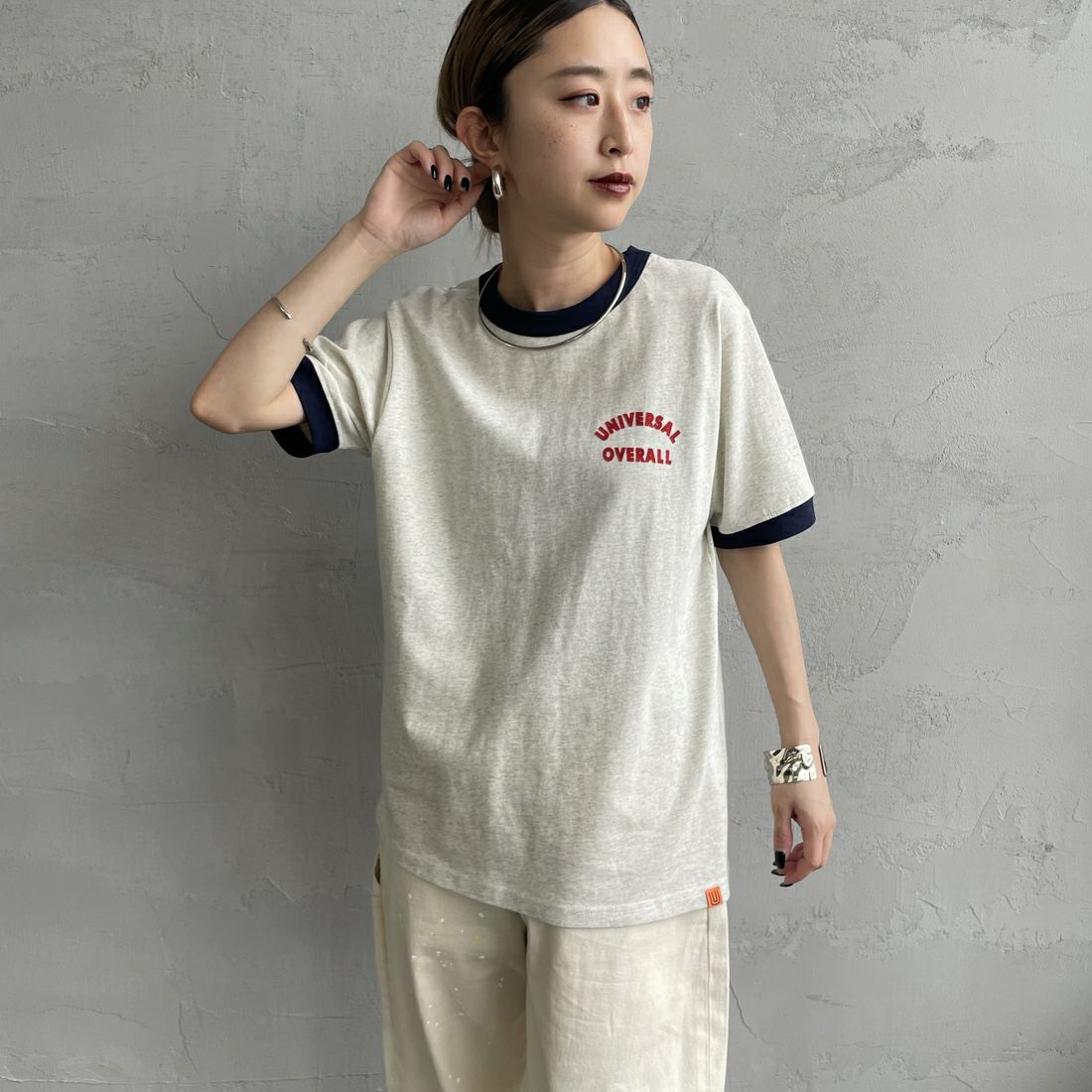 UNIVERSAL OVERALL [ユニバーサルオーバーオール] 別注 ロゴプリント リンガーTシャツ [U2513209IN-JF] OATMEAL/NV &&モデル身長：150cm 着用サイズ：F&&