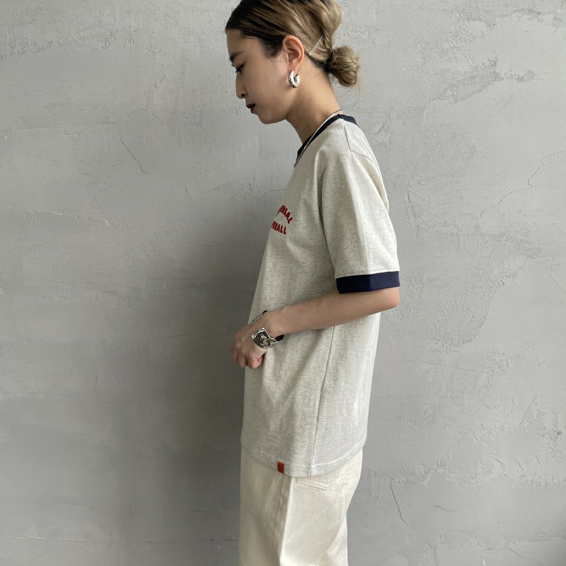 UNIVERSAL OVERALL [ユニバーサルオーバーオール] 別注 ロゴプリント リンガーTシャツ [U2513209IN-JF] OATMEAL/NV &&モデル身長：150cm 着用サイズ：F&&
