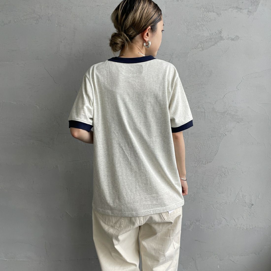 UNIVERSAL OVERALL [ユニバーサルオーバーオール] 別注 ロゴプリント リンガーTシャツ [U2513209IN-JF] OATMEAL/NV &&モデル身長：150cm 着用サイズ：F&&