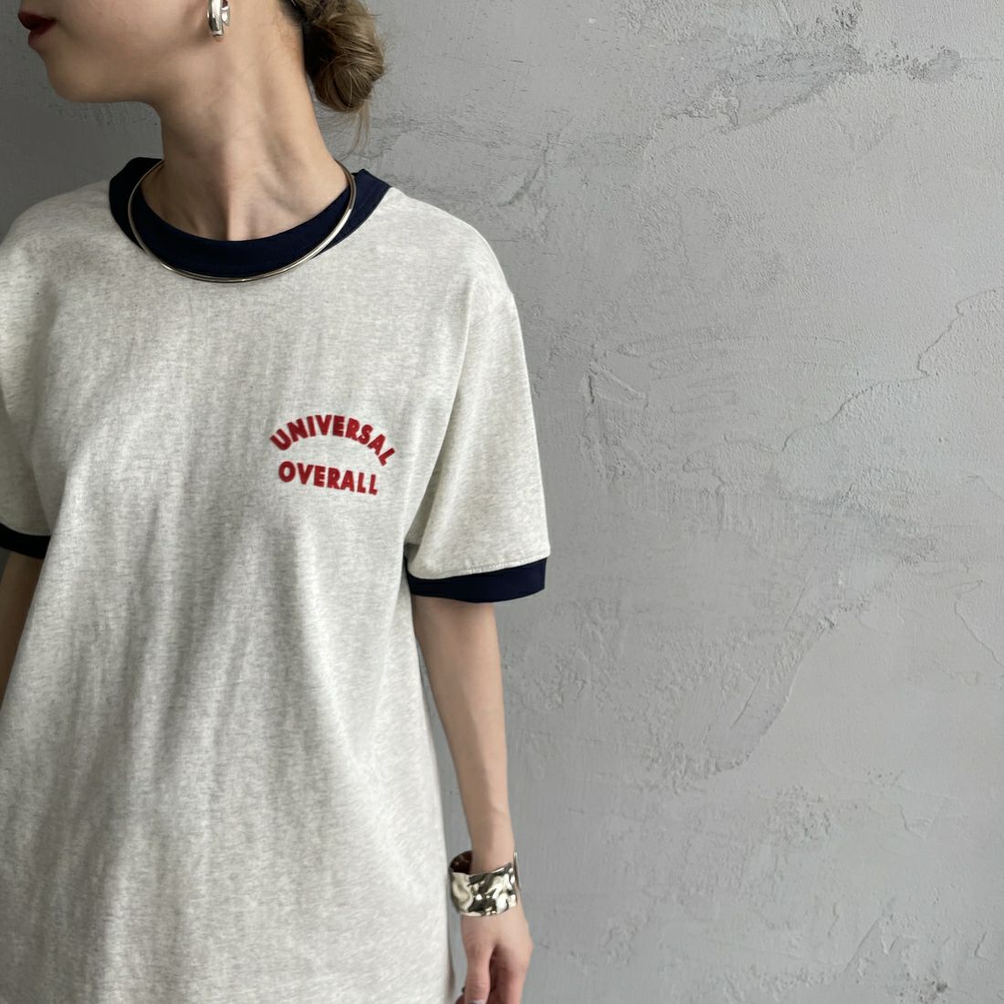 UNIVERSAL OVERALL [ユニバーサルオーバーオール] 別注 ロゴプリント リンガーTシャツ [U2513209IN-JF] OATMEAL/NV &&モデル身長：150cm 着用サイズ：F&&