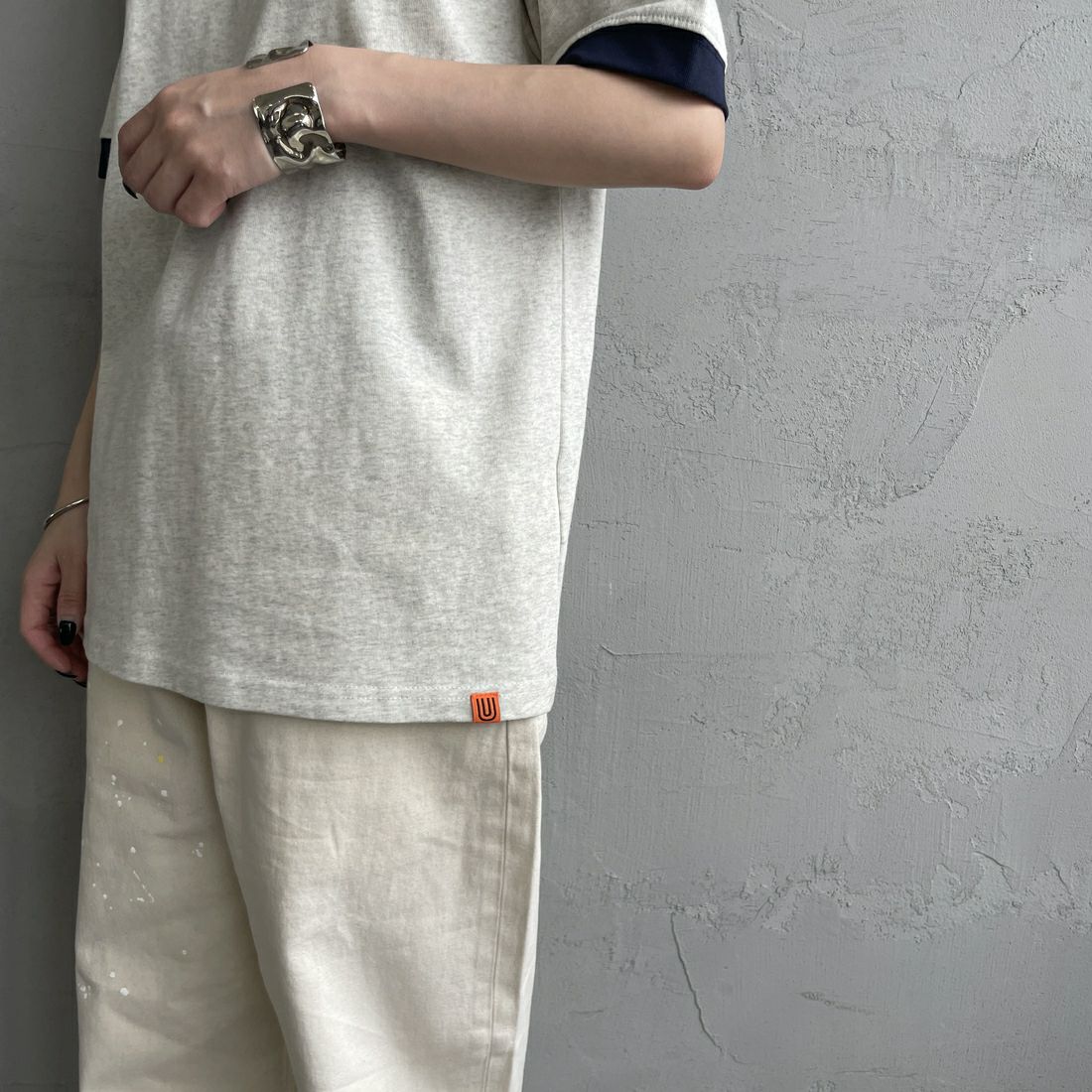 UNIVERSAL OVERALL [ユニバーサルオーバーオール] 別注 ロゴプリント リンガーTシャツ [U2513209IN-JF] OATMEAL/NV &&モデル身長：150cm 着用サイズ：F&&