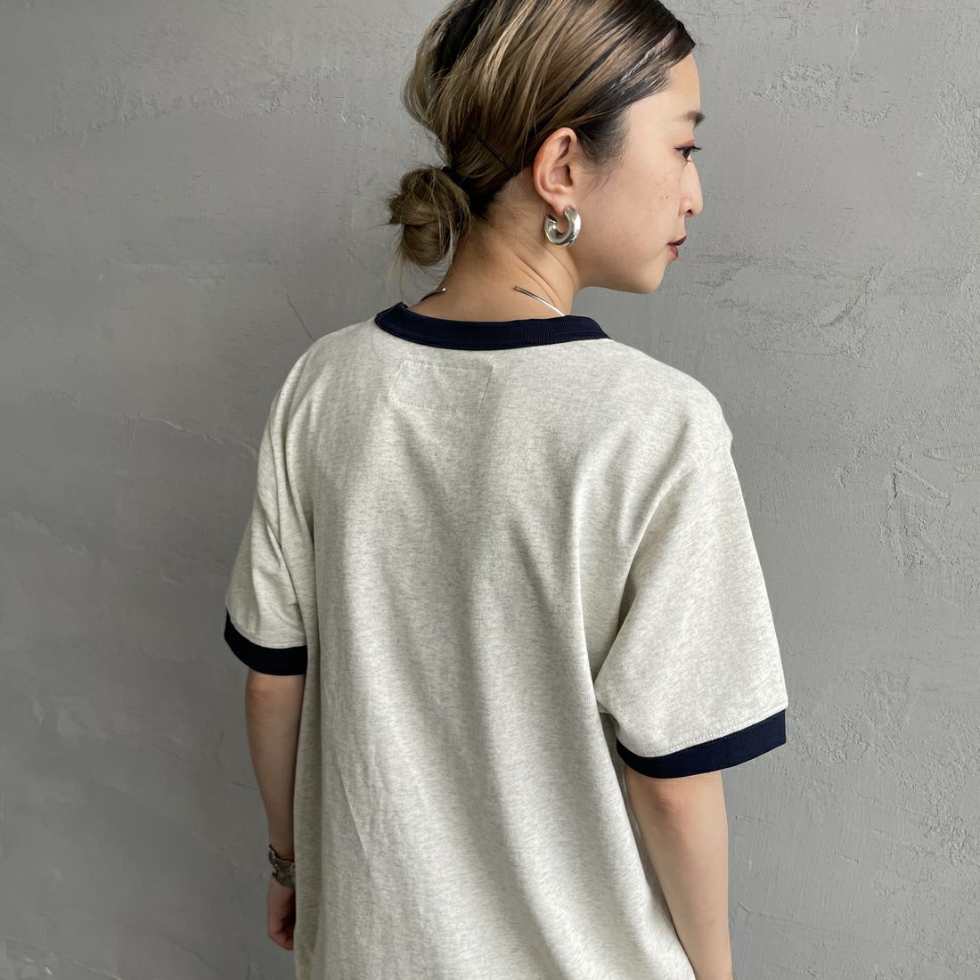 UNIVERSAL OVERALL [ユニバーサルオーバーオール] 別注 ロゴプリント リンガーTシャツ [U2513209IN-JF] OATMEAL/NV &&モデル身長：150cm 着用サイズ：F&&