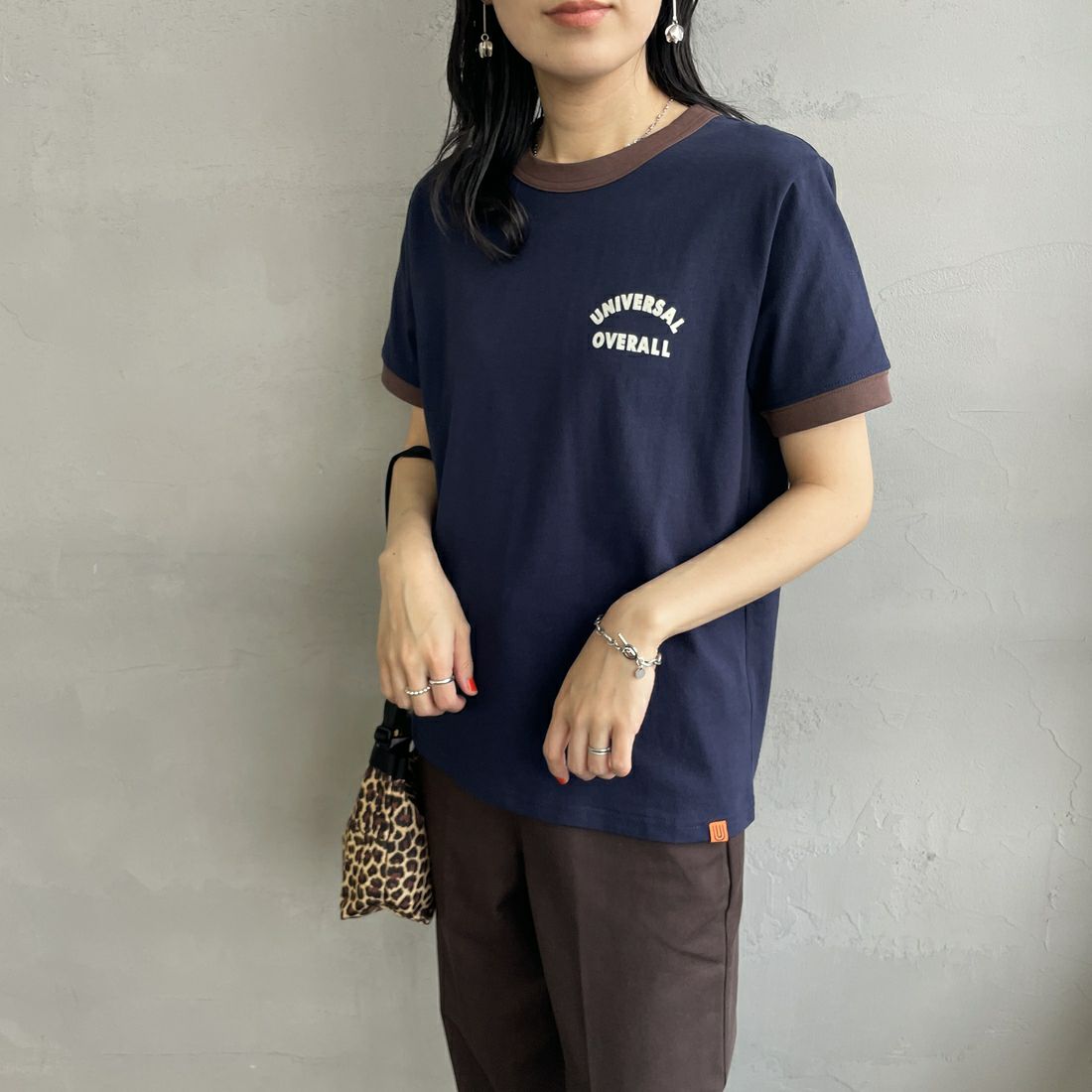 UNIVERSAL OVERALL [ユニバーサルオーバーオール] 別注 ロゴプリント リンガーTシャツ [U2513209IN-JF] NAVY/BROWN &&モデル身長：160cm 着用サイズ：F&&