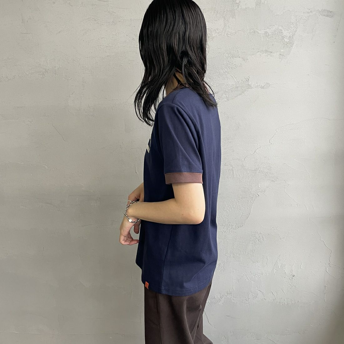 UNIVERSAL OVERALL [ユニバーサルオーバーオール] 別注 ロゴプリント リンガーTシャツ [U2513209IN-JF] NAVY/BROWN &&モデル身長：160cm 着用サイズ：F&&