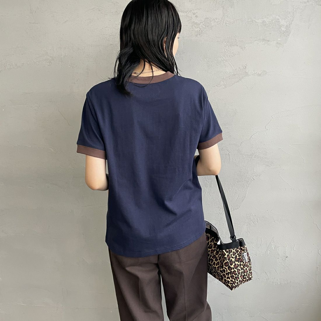 UNIVERSAL OVERALL [ユニバーサルオーバーオール] 別注 ロゴプリント リンガーTシャツ [U2513209IN-JF] NAVY/BROWN &&モデル身長：160cm 着用サイズ：F&&