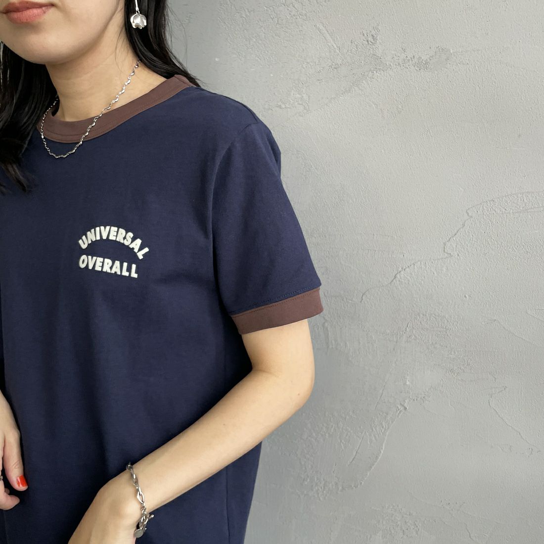 UNIVERSAL OVERALL [ユニバーサルオーバーオール] 別注 ロゴプリント リンガーTシャツ [U2513209IN-JF] NAVY/BROWN &&モデル身長：160cm 着用サイズ：F&&