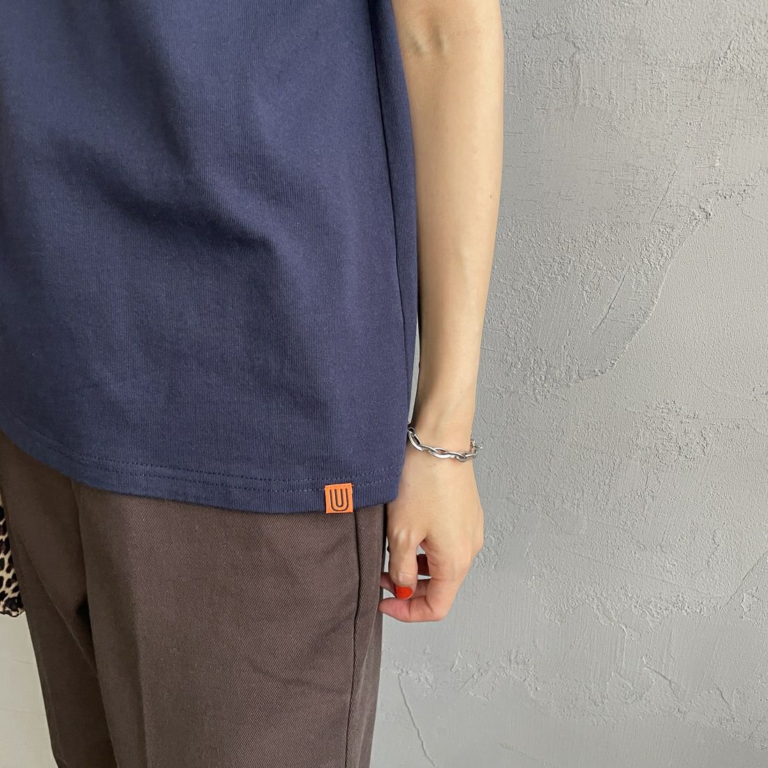 UNIVERSAL OVERALL [ユニバーサルオーバーオール] 別注 ロゴプリント リンガーTシャツ [U2513209IN-JF] NAVY/BROWN &&モデル身長：160cm 着用サイズ：F&&