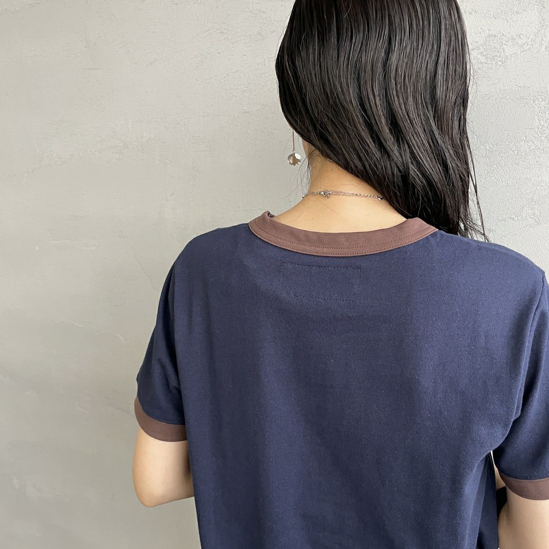 UNIVERSAL OVERALL [ユニバーサルオーバーオール] 別注 ロゴプリント リンガーTシャツ [U2513209IN-JF] NAVY/BROWN &&モデル身長：160cm 着用サイズ：F&&