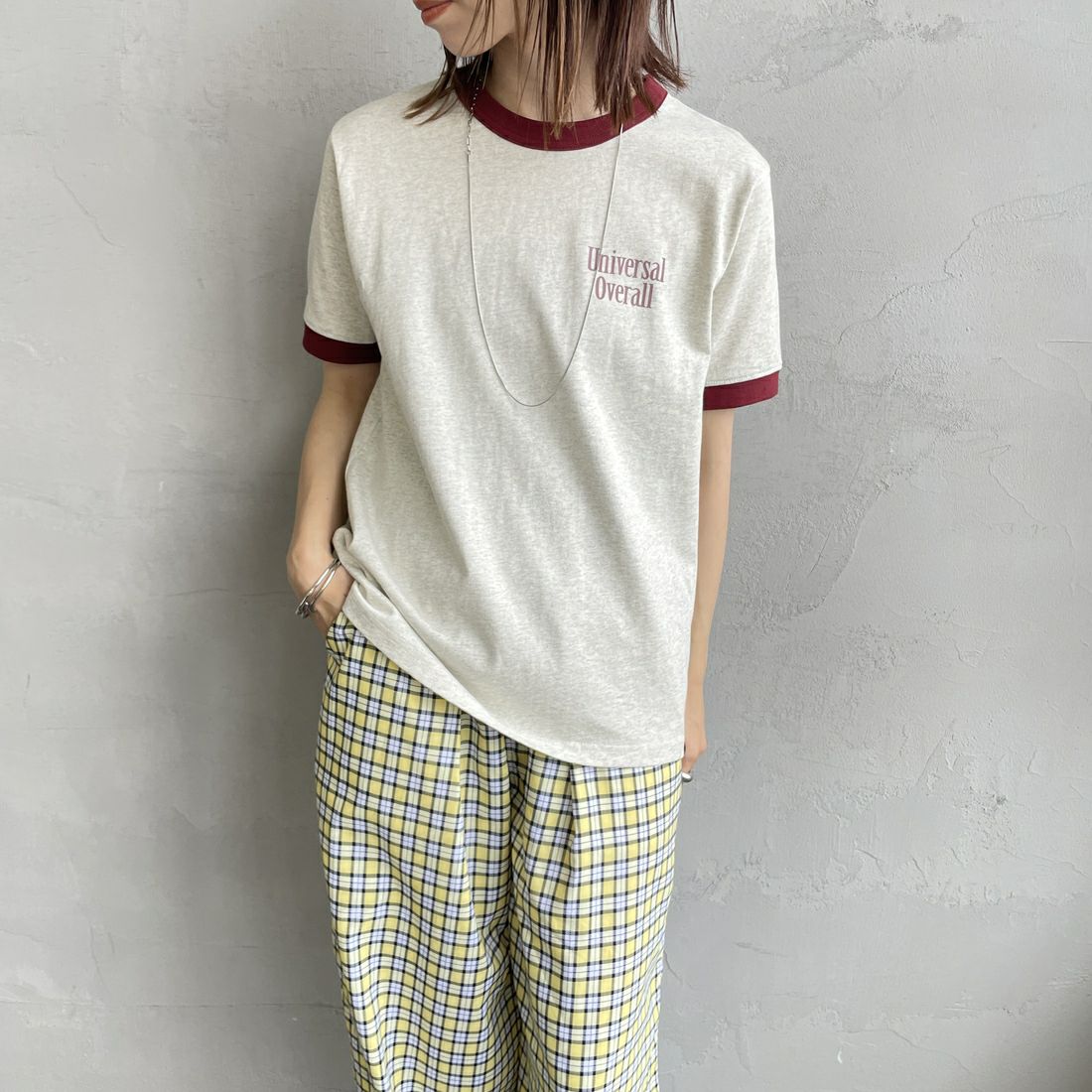 UNIVERSAL OVERALL [ユニバーサルオーバーオール] 別注 ロゴプリント リンガーTシャツ [U2513209IN-JF] OATMEAL/BU &&モデル身長：158cm 着用サイズ：F&&