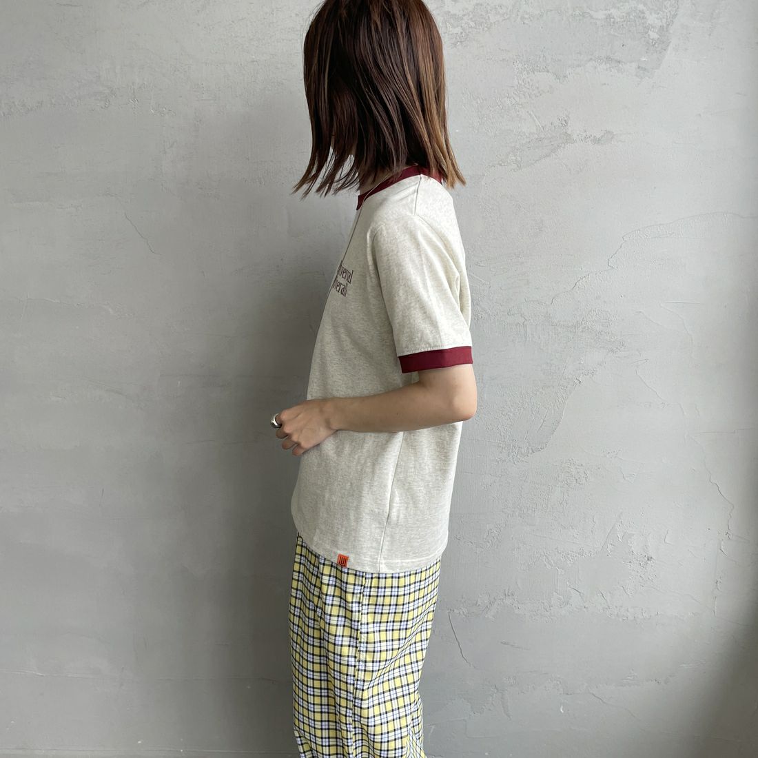 UNIVERSAL OVERALL [ユニバーサルオーバーオール] 別注 ロゴプリント リンガーTシャツ [U2513209IN-JF] OATMEAL/BU &&モデル身長：158cm 着用サイズ：F&&