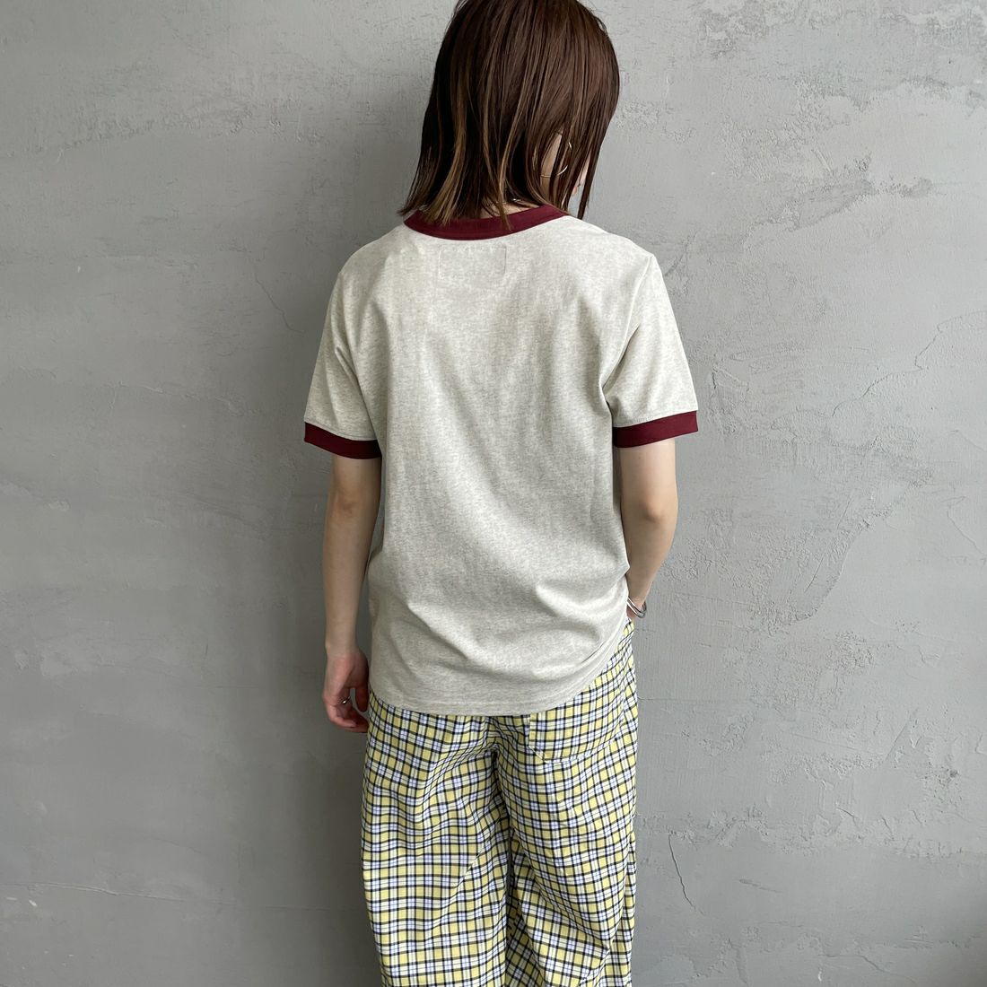 UNIVERSAL OVERALL [ユニバーサルオーバーオール] 別注 ロゴプリント リンガーTシャツ [U2513209IN-JF] OATMEAL/BU &&モデル身長：158cm 着用サイズ：F&&