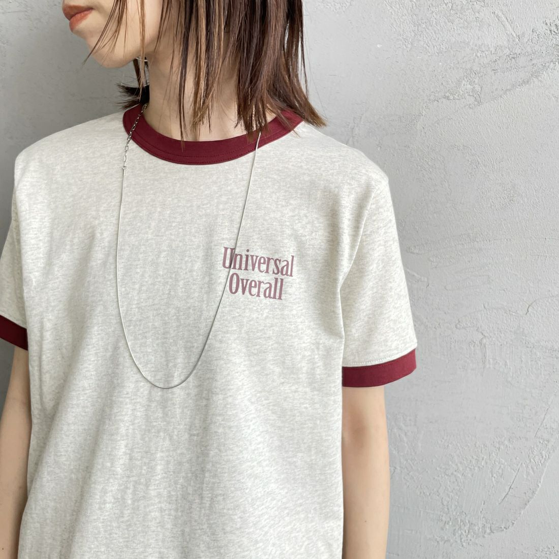 UNIVERSAL OVERALL [ユニバーサルオーバーオール] 別注 ロゴプリント リンガーTシャツ [U2513209IN-JF] OATMEAL/BU &&モデル身長：158cm 着用サイズ：F&&