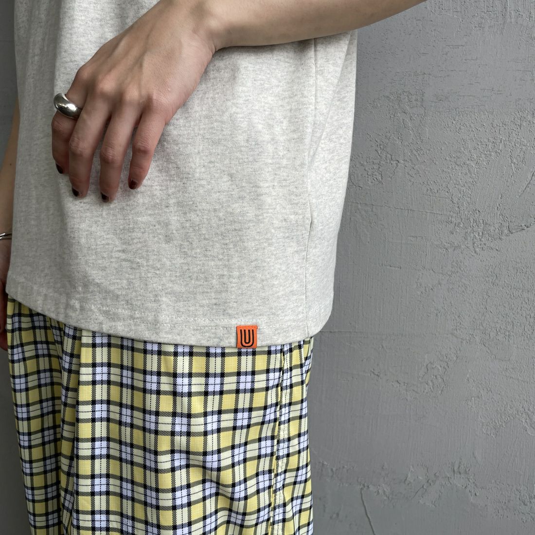 UNIVERSAL OVERALL [ユニバーサルオーバーオール] 別注 ロゴプリント リンガーTシャツ [U2513209IN-JF] OATMEAL/BU &&モデル身長：158cm 着用サイズ：F&&