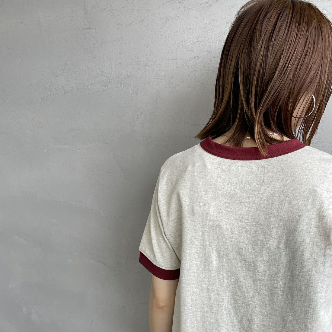 UNIVERSAL OVERALL [ユニバーサルオーバーオール] 別注 ロゴプリント リンガーTシャツ [U2513209IN-JF] OATMEAL/BU &&モデル身長：158cm 着用サイズ：F&&
