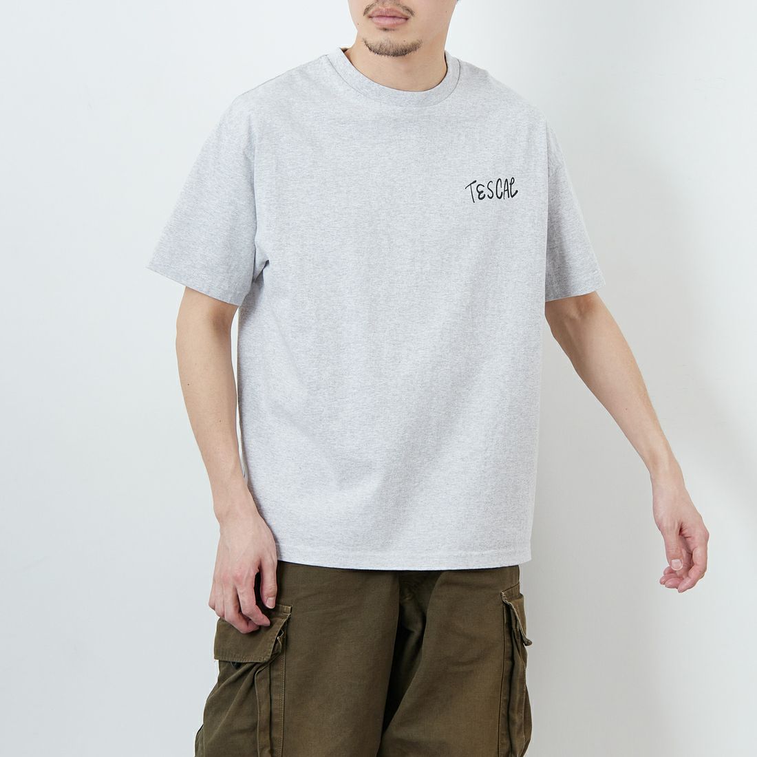 The Endless Summer [エンドレスサマー] 別注 手書き風ロゴ BUHIバックプリントTシャツ [FH-25574502-JF] 03 MIX GRA &&モデル身長：168cm 着用サイズ：L&&