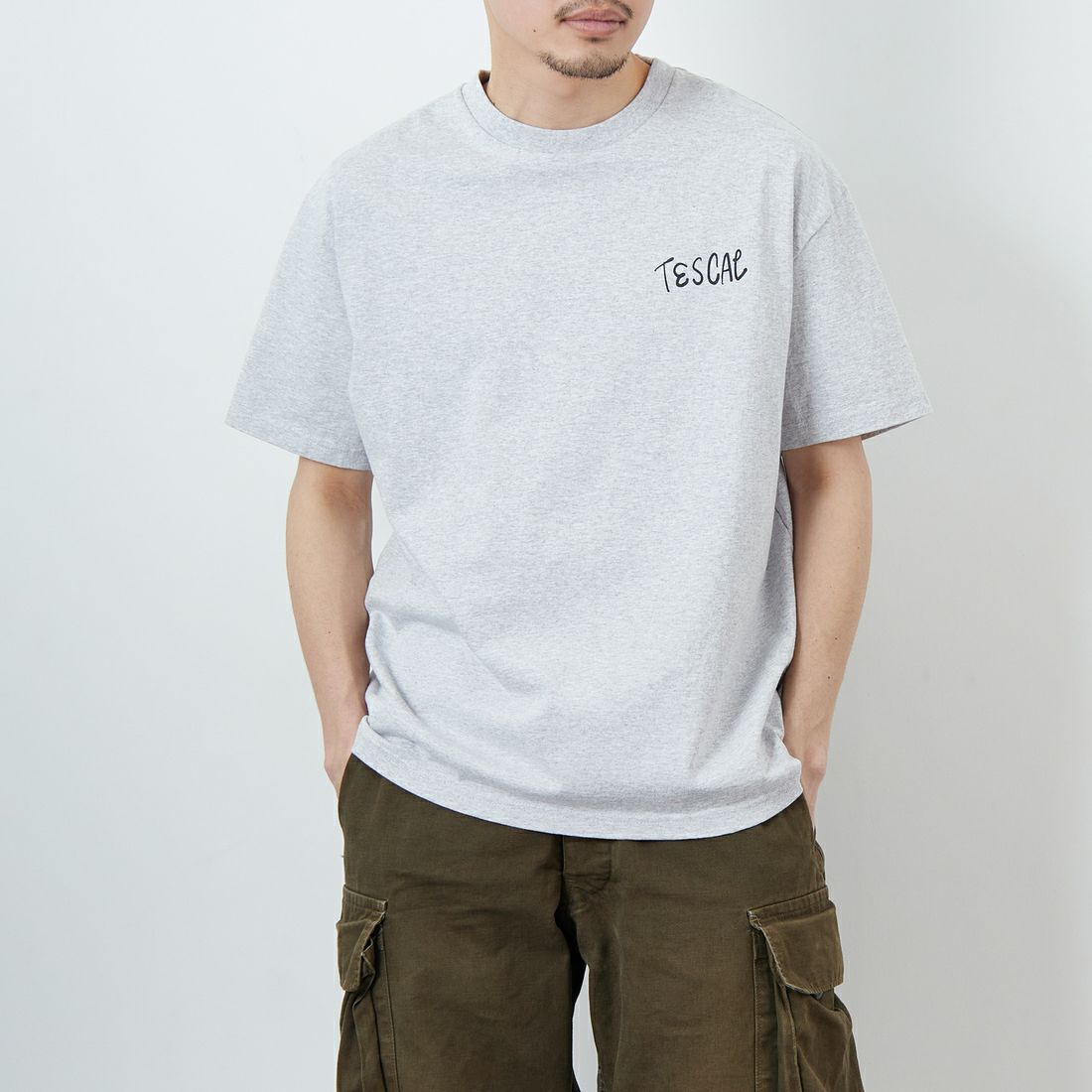 The Endless Summer [エンドレスサマー] 別注 手書き風ロゴ BUHIバックプリントTシャツ [FH-25574502-JF] 03 MIX GRA &&モデル身長：168cm 着用サイズ：L&&