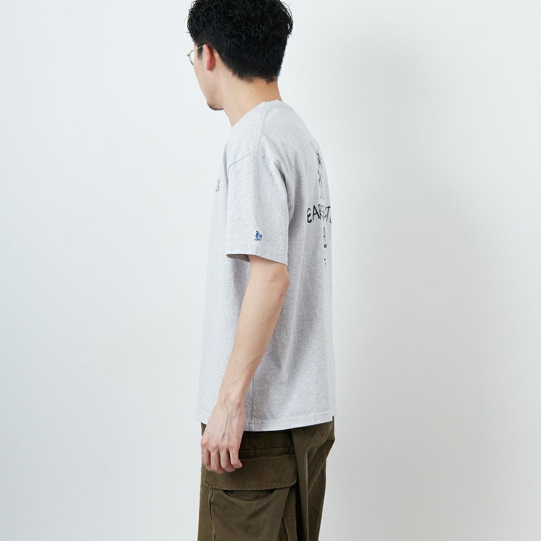 The Endless Summer [エンドレスサマー] 別注 手書き風ロゴ BUHIバックプリントTシャツ [FH-25574502-JF] 03 MIX GRA &&モデル身長：168cm 着用サイズ：L&&